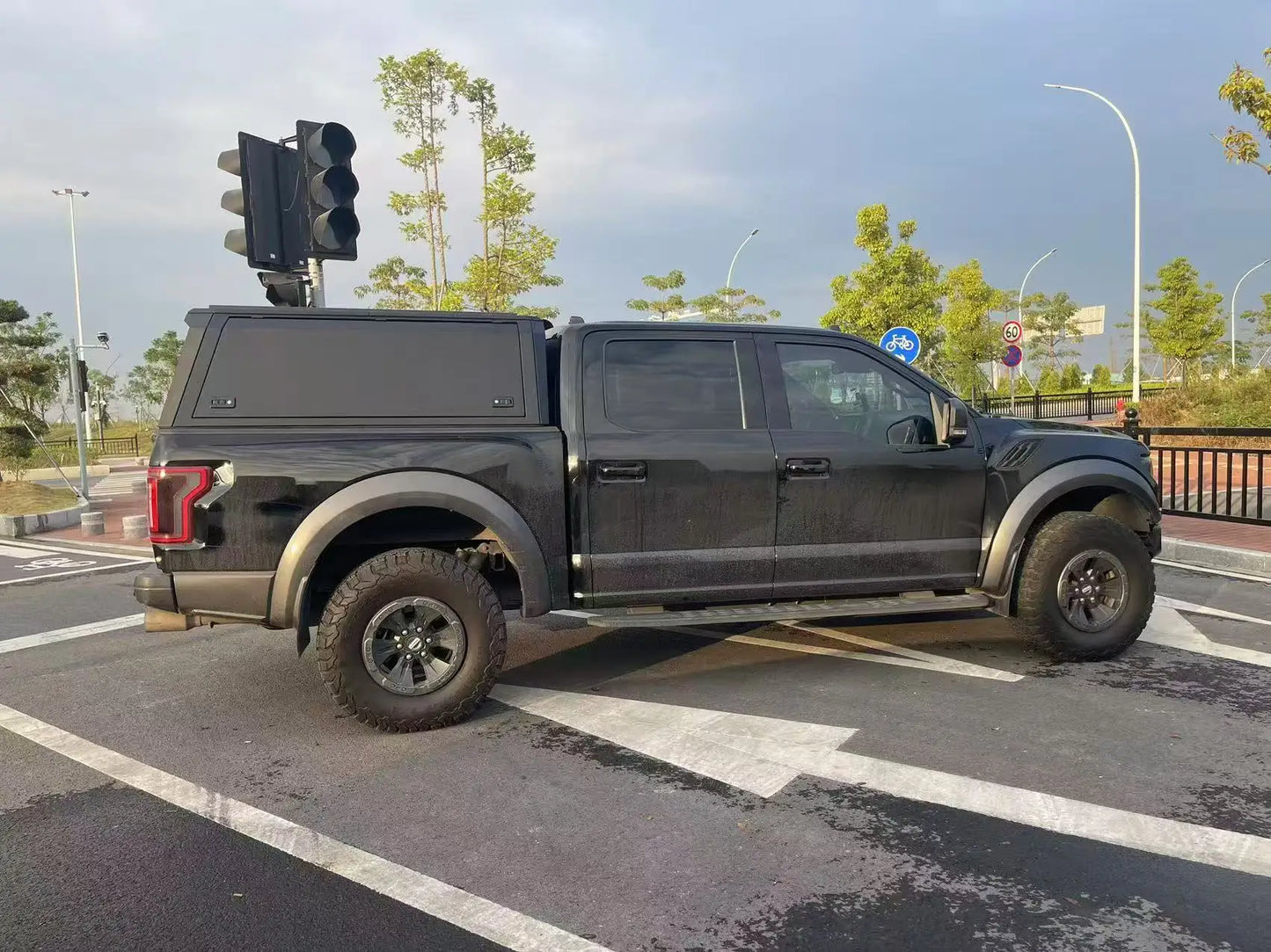 Factory 500kg Bearing Load 6FT Roll-up Waterproof Aluminum Alloy Canopy Topper for Pickup BYD Shark